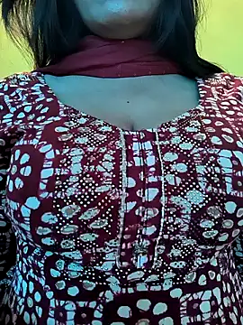 Snapshot of lovely_zara chatting on 02.12.25 lovely zara online show from 02.12.25