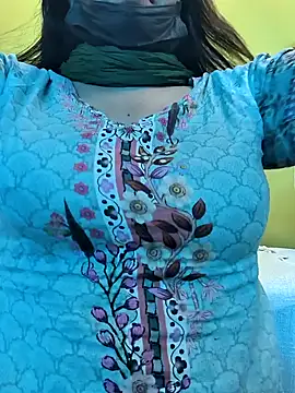 Snapshot of lovely_zara chatting on 02.13.25 lovely zara online show from 02.13.25