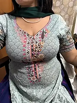 Snapshot of lovely_zara chatting on 02.24.25 lovely zara online show from 02.24.25