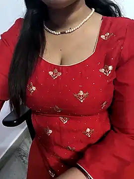 Snapshot of lovely_zara chatting on 03.10.25 lovely zara online show from 03.10.25