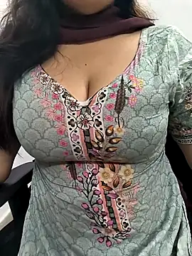 Snapshot of lovely_zara chatting on 10.19.25 lovely zara online show from 10.19.25