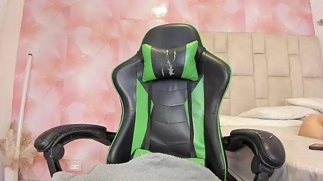 Snapshot of aida_rose_ chatting on 10.31.25 aida rose online show from 10.31.25