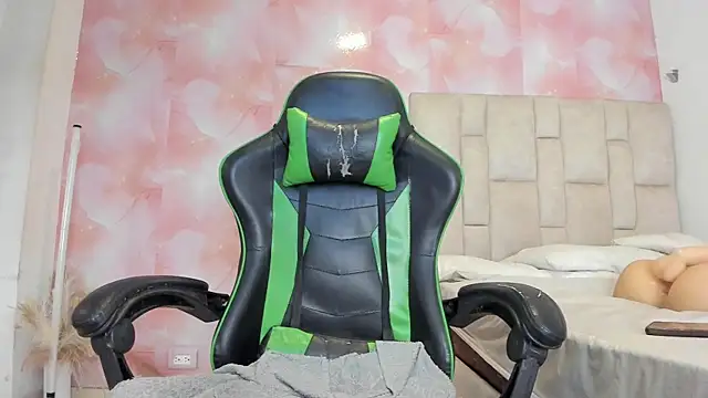 Snapshot of aida_rose_ chatting on 11.04.25 aida rose online show from 11.04.25