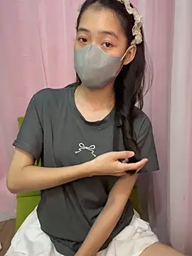 Snapshot of DA-EUN chatting on 09.30.25 DA-EUN online show from 09.30.25