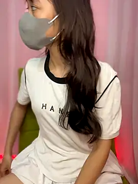 Snapshot of DA-EUN chatting on 10.13.25 DA-EUN online show from 10.13.25