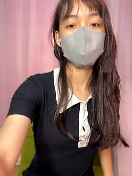 Snapshot of DA-EUN chatting on 10.16.25 DA-EUN online show from 10.16.25