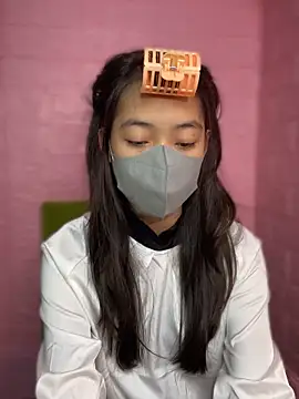 Snapshot of DA-EUN chatting on 10.28.25 DA-EUN online show from 10.28.25