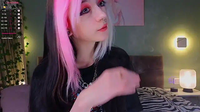 Snapshot of TristaRoht chatting on 12.19.24 TristaRoht online show from 12.19.24