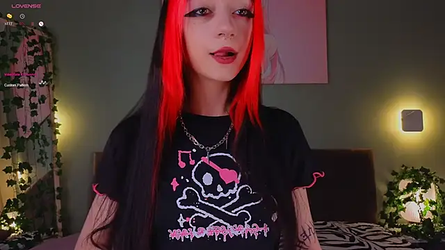 Snapshot of TristaRoht chatting on 01.10.25 TristaRoht online show from 01.10.25