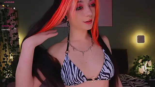 Snapshot of TristaRoht chatting on 01.19.25 TristaRoht online show from 01.19.25