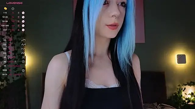 Snapshot of TristaRoht chatting on 03.13.25 TristaRoht online show from 03.13.25