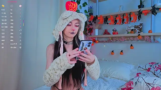 Snapshot of TristaRoht chatting on 10.31.25 TristaRoht online show from 10.31.25