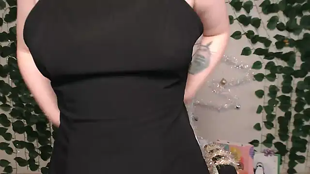 Snapshot of IxxiLiana chatting on 12.30.24 IxxiLiana online show from 12.30.24