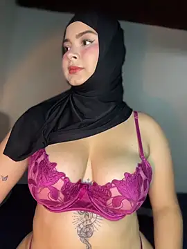 Snapshot of aneesa_darzi chatting on 04.22.26 aneesa darzi online show from 04.22.26
