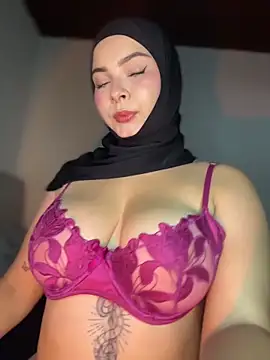 Snapshot of aneesa_darzi chatting on 05.15.26 aneesa darzi online show from 05.15.26
