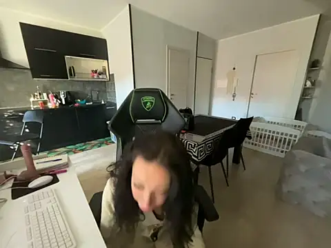 Chloe Ricci online show from 11.12.25