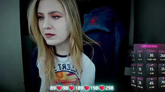 Snapshot of Olivia_Munk chatting on 09.30.25 Olivia Munk online show from 09.30.25