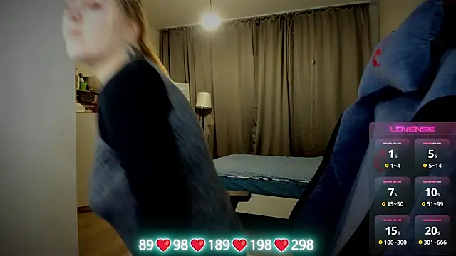 Snapshot of Olivia_Munk chatting on 10.08.25 Olivia Munk online show from 10.08.25