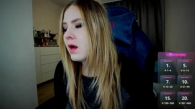 Snapshot of Olivia_Munk chatting on 10.11.25 Olivia Munk online show from 10.11.25