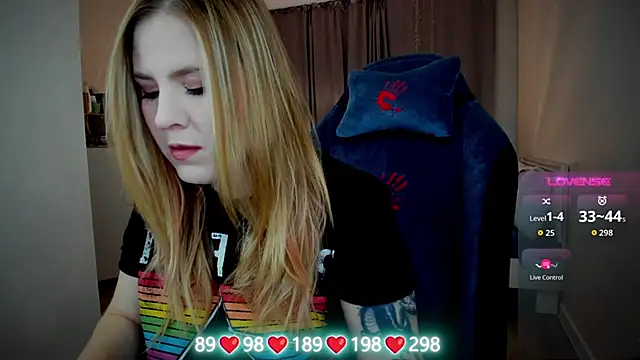 Snapshot of Olivia_Munk chatting on 10.22.25 Olivia Munk online show from 10.22.25