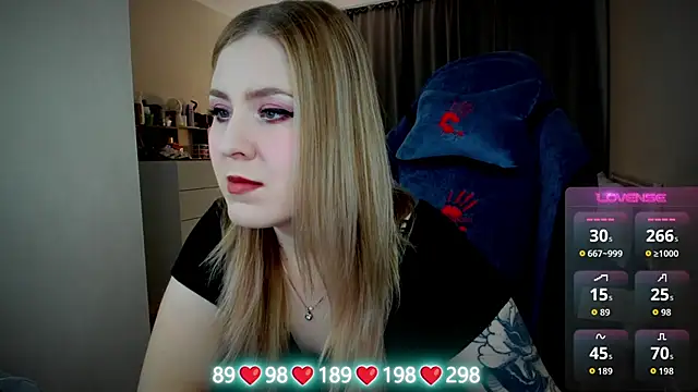 Snapshot of Olivia_Munk chatting on 10.25.25 Olivia Munk online show from 10.25.25