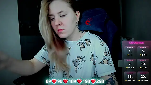 Snapshot of Olivia_Munk chatting on 10.26.25 Olivia Munk online show from 10.26.25