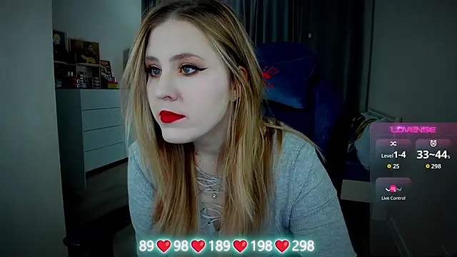 Snapshot of Olivia_Munk chatting on 10.30.25 Olivia Munk online show from 10.30.25