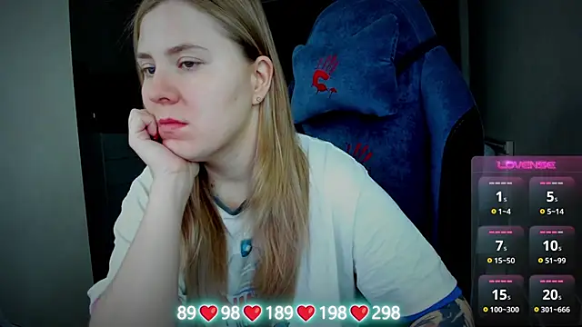 Snapshot of Olivia_Munk chatting on 11.05.25 Olivia Munk online show from 11.05.25