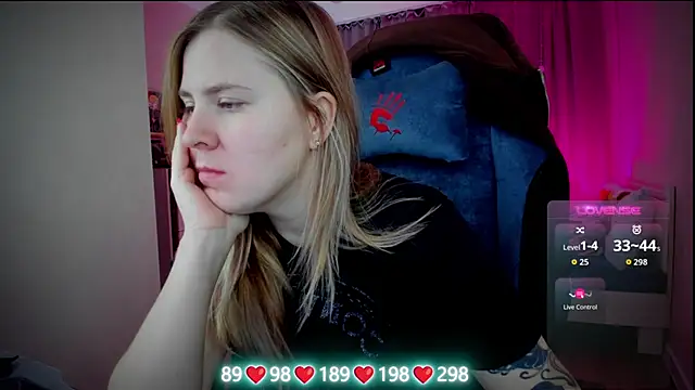 Snapshot of Olivia_Munk chatting on 11.07.25 Olivia Munk online show from 11.07.25