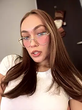 Snapshot of MichelleFerry_ chatting on 12.06.24 MichelleFerry online show from 12.06.24