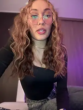 Snapshot of MichelleFerry_ chatting on 03.03.25 MichelleFerry online show from 03.03.25