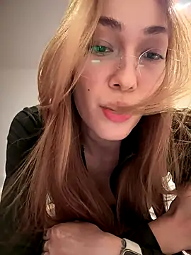 Snapshot of MichelleFerry_ chatting on 10.01.25 MichelleFerry online show from 10.01.25