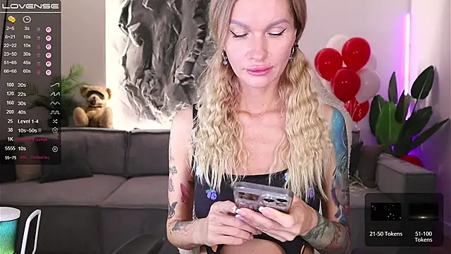 Snapshot of Break-me-Shake-me chatting on 10.07.25 Break-me-Shake-me online show from 10.07.25