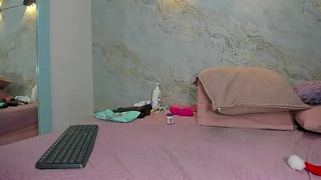 jones maddy  online show from 12.24.24