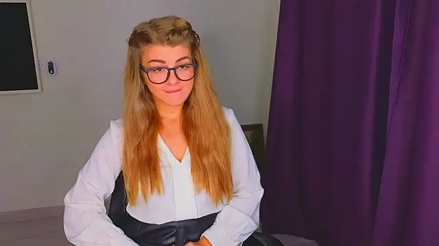 Snapshot of _comefeelme_ chatting on 11.08.25 comefeelme online show from 11.08.25