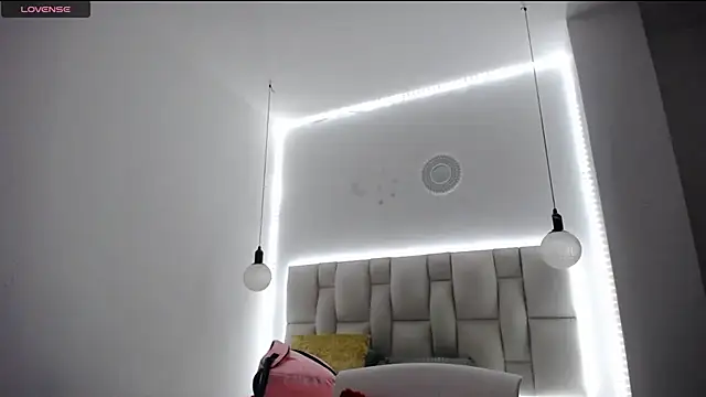 Snapshot of tiffany__pink chatting on 02.15.25 tiffany pink online show from 02.15.25