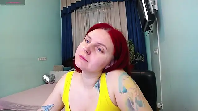 Snapshot of NikaLee chatting on 03.17.25 NikaLee online show from 03.17.25