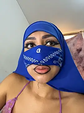 Snapshot of _alabina_ chatting on 10.31.25 alabina online show from 10.31.25