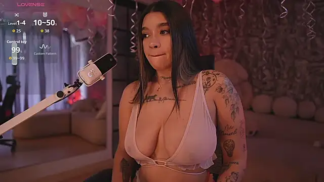 Snapshot of HannahW_ chatting on 10.09.25 HannahW online show from 10.09.25