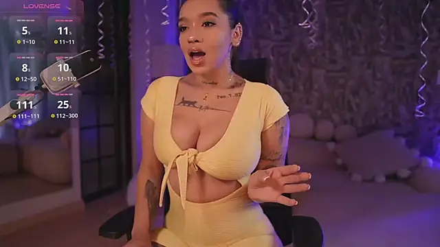 Snapshot of HannahW_ chatting on 10.12.25 HannahW online show from 10.12.25