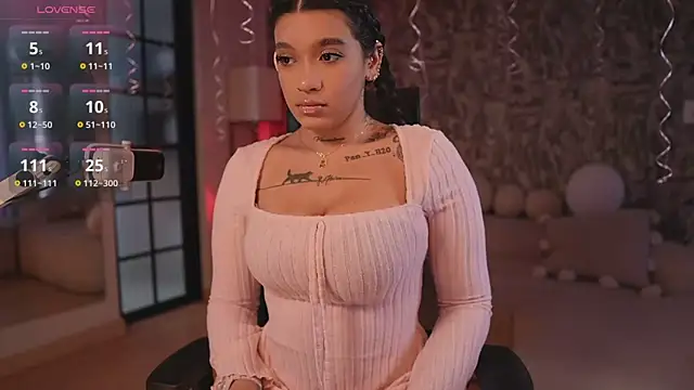 Snapshot of HannahW_ chatting on 10.20.25 HannahW online show from 10.20.25