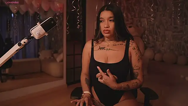 Snapshot of HannahW_ chatting on 10.24.25 HannahW online show from 10.24.25