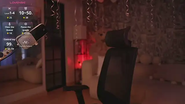 Snapshot of HannahW_ chatting on 10.25.25 HannahW online show from 10.25.25