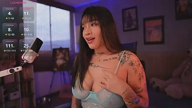 Snapshot of HannahW_ chatting on 11.15.25 HannahW online show from 11.15.25