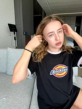 Snapshot of Nura_n_Sarah chatting on 10.12.25 Nura n Sarah online show from 10.12.25