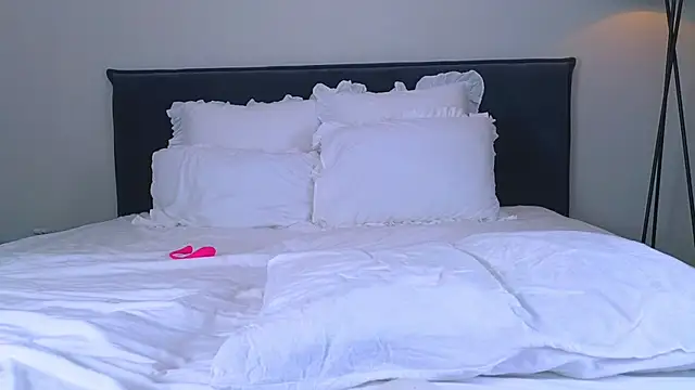 Snapshot of NicoleMarani chatting on 10.09.25 NicoleMarani online show from 10.09.25