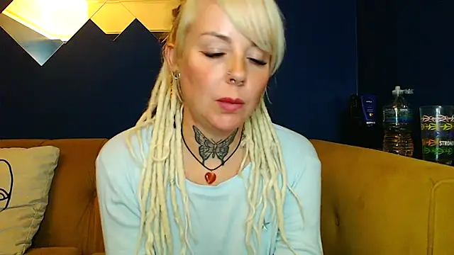 Snapshot of pixiedreadx chatting on 10.20.25 pixiedreadx online show from 10.20.25