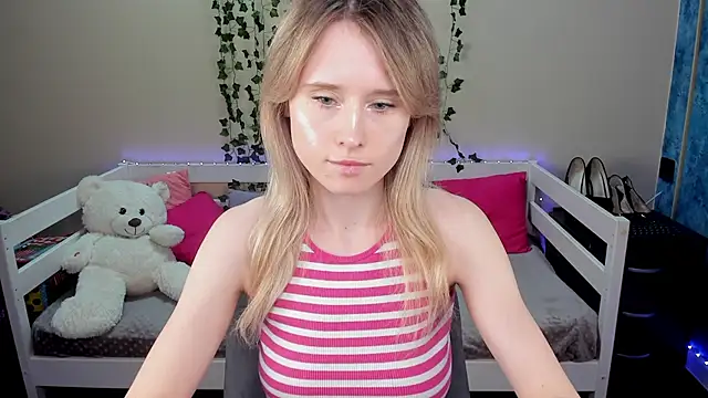 Snapshot of _adel_brooks_ chatting on 10.22.25 adel brooks online show from 10.22.25