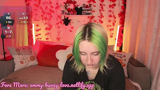 Snapshot of EmmyBunny chatting on 09.28.25 EmmyBunny online show from 09.28.25