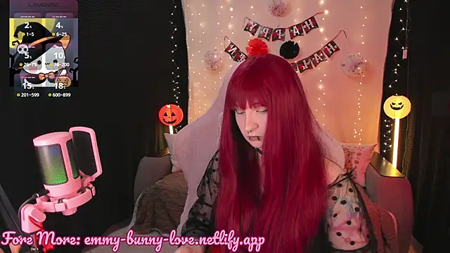 Snapshot of EmmyBunny chatting on 10.29.25 EmmyBunny online show from 10.29.25